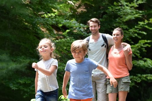 Parent avec enfant au village de vacances Faistesvacances