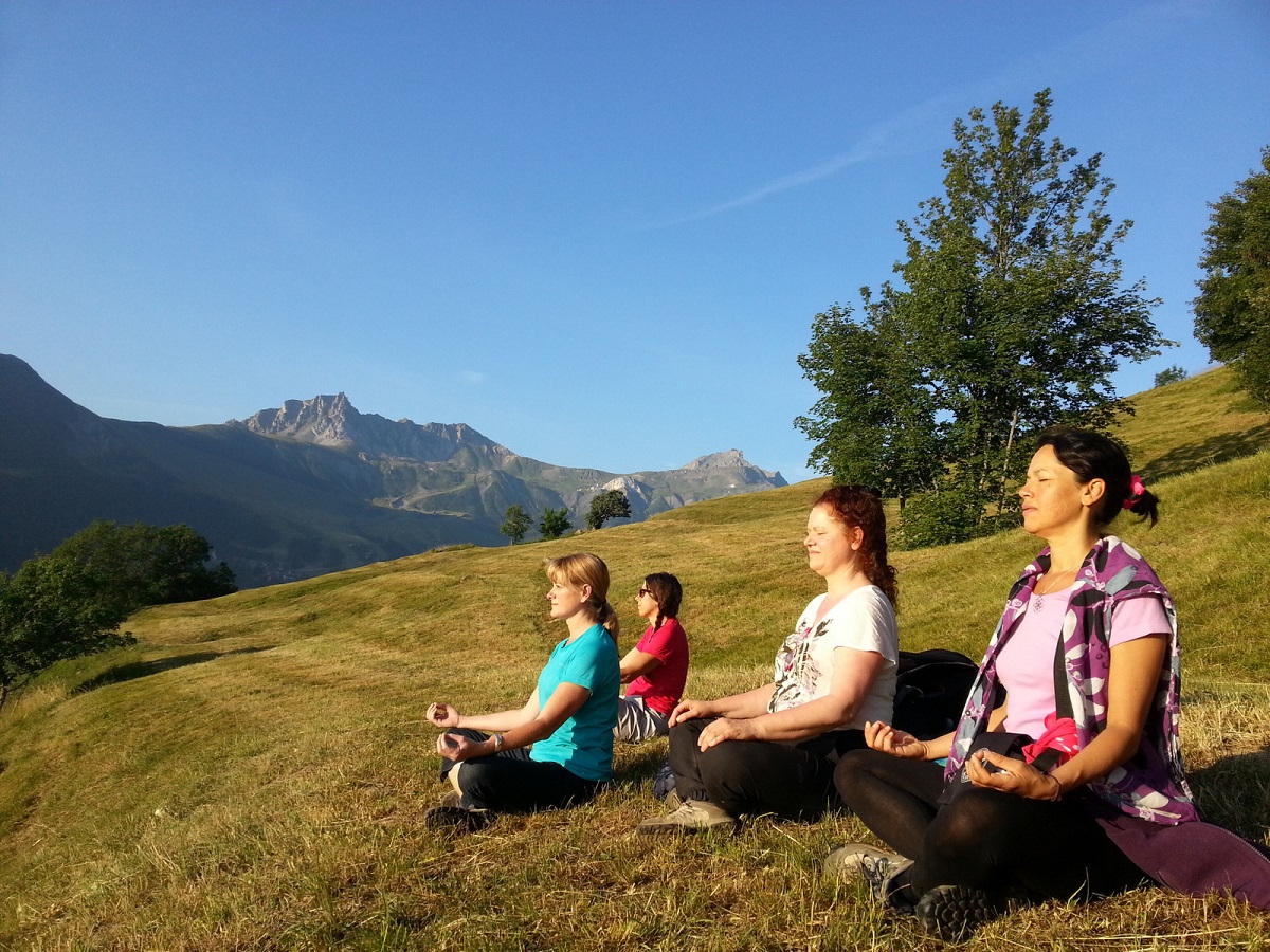 Groupe d'adultes méditation doucy nature