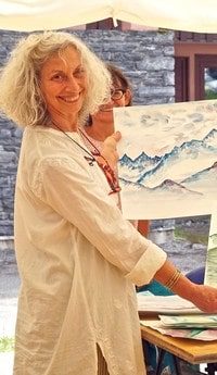 Stagiaire qui expose son oeuvre en atelier de peinture