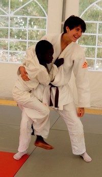 Deux adolescents riant pendant l'atelier d'arts martiaux