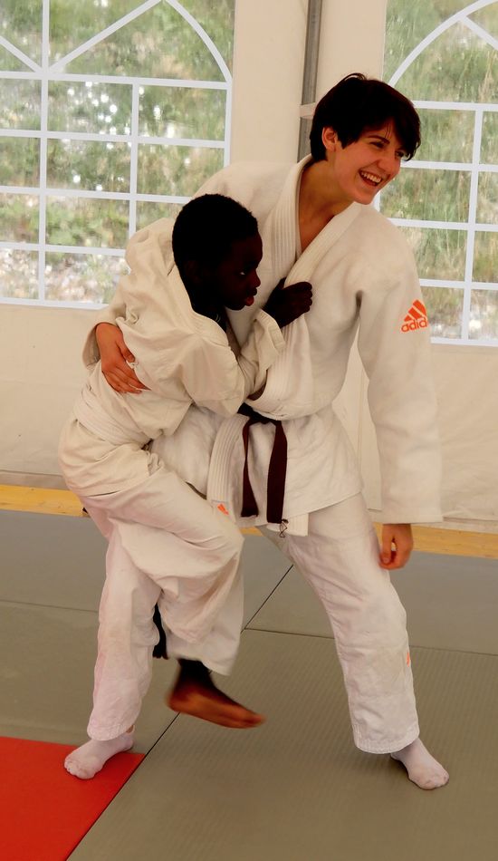 Stage Arts Martiaux au club de vacances aux 300 stages de Faistesvacances à Valmorel  Combat de judo entre deux jeunes sur un tatami