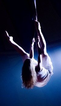 Démonstration de tissu aérien pendant une soirée au chapiteau