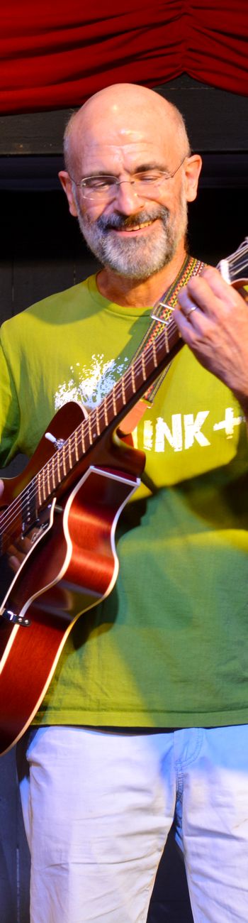 Guitare basse. Stage et cours de guitare basse au village des stages Faistesvacances Homme qui joue de la guitare classique sur scène