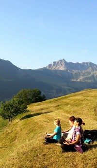 Maitre de stage de Qi Gong qui donne cours à ses élèves sur l'herbe verte