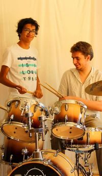 Un maitre de stage et son élève pendant un cours de batterie