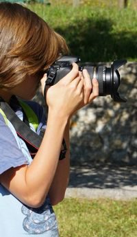 Garçon qui fait le point pour une photo en extérieur