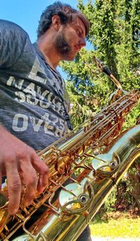 Maitre de stage saxophone qui réalise une démonstration pour les élèves