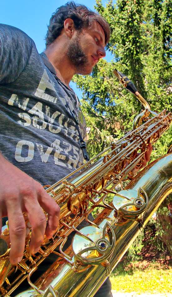 Stage saxophone, cor, trompette, tuba au village de vacances faistesvacances Homme qui fait du saxophone en stage