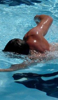 Longueurs à la piscine à côté de l'atelier natation