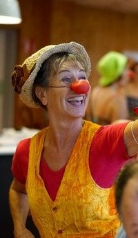 Rire aux éclats pendant l'atelier de théâtre clown