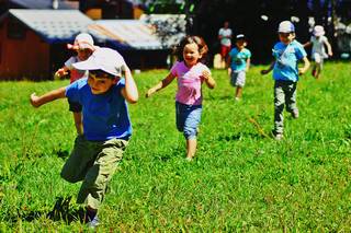 stage club enfant au village club des 300 stages, vacances à Valmorel dans les Alpes de Savoie. un enfant club en vacances à la montagne !