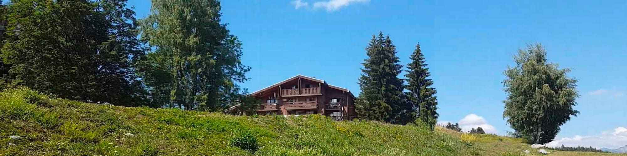 Paysage montagne avec un chalet