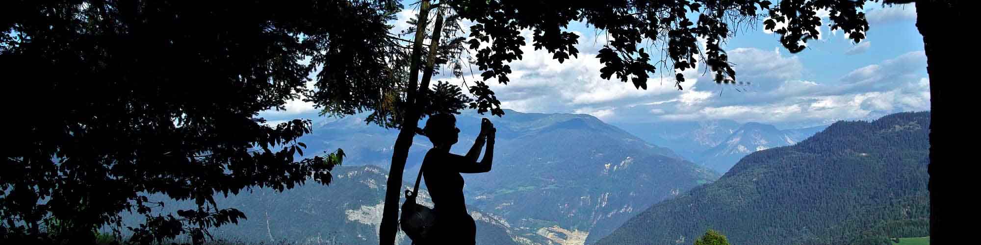 Paysage vue montagne avec jeune femme