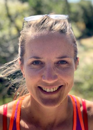 Julie Pinsard, Vacances en famille, Danse collective en ligne